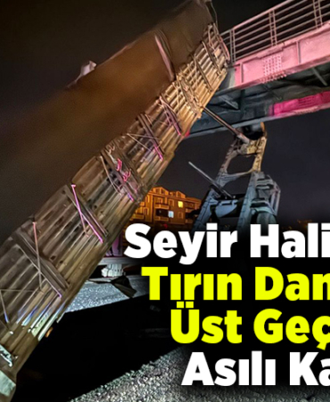 Seyir halindeki tırın açılan damperi üst geçitte asılı kaldı