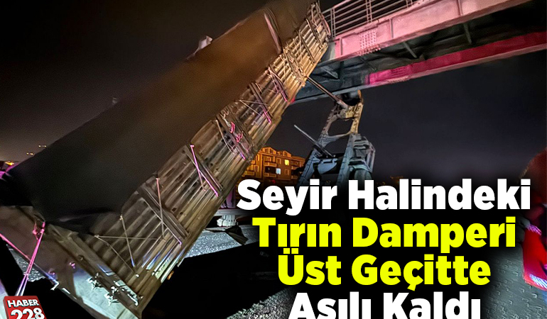 Seyir halindeki tırın açılan damperi üst geçitte asılı kaldı