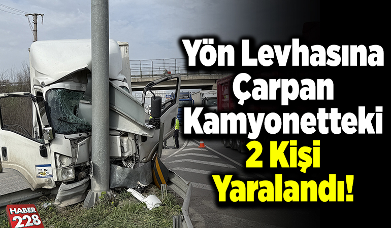 Yön levhasına çarpan kamyonetteki 2 kişi yaralandı
