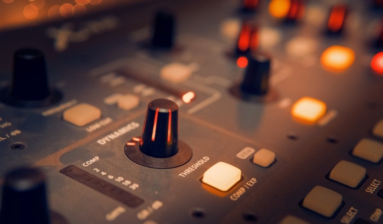 DJ Jingle ile Yayınlarını Renklendirmeye Ne Dersin?