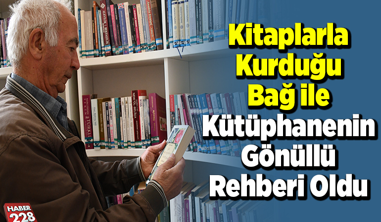 Kitaplarla kurduğu bağ ile kütüphanenin gönüllü rehberi oldu