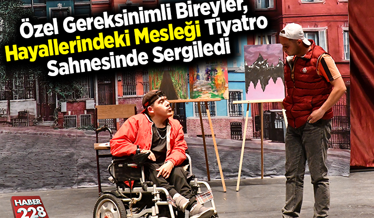 Özel gereksinimli bireyler, hayallerindeki mesleği tiyatro sahnesinde sergiledi