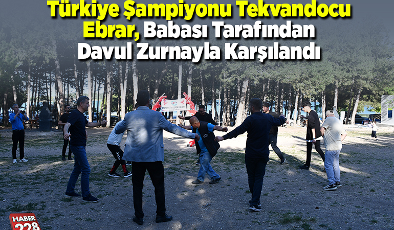 Türkiye şampiyonu tekvandocu Ebrar, babası tarafından davul zurnayla karşılandı
