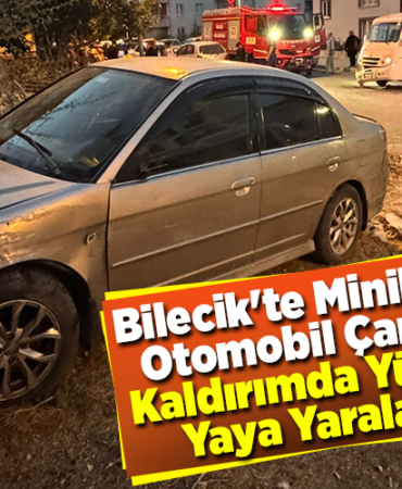 Bilecik'te minibüs ile otomobilin çarpıştı, kaldırımda yürüyen yaya yaralandı!