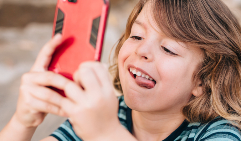 Uzaktan Telefon Kontrol Kullanarak Çocukları Zararlı İçeriklerden Koru