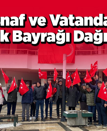 Bilecik'te esnaf ve vatandaşa Türk Bayrağı dağıtıldı