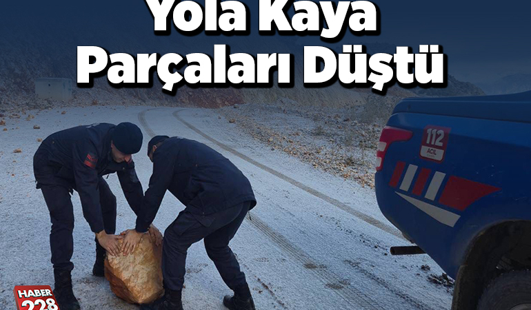 Yola kaya parçaları düştü