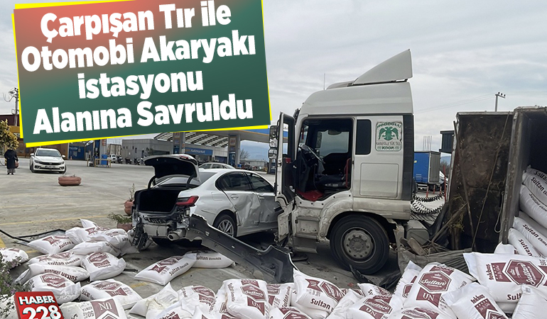 Çarpışan tır ile otomobil akaryakıt istasyonu alanına savruldu