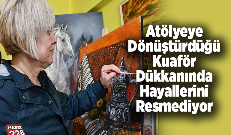 Atölyeye dönüştürdüğü kuaför dükkanında hayallerini resmediyor