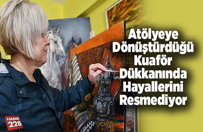 Atölyeye dönüştürdüğü kuaför dükkanında hayallerini resmediyor