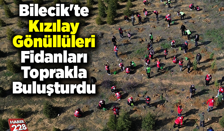 Bilecik’te Kızılay gönüllüleri fidanları toprakla buluşturdu