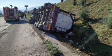 Bilecik'te devrilen tırın sürücüsü yaralandı