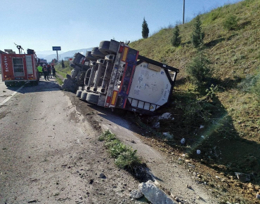 Bilecik'te devrilen tırın sürücüsü yaralandı