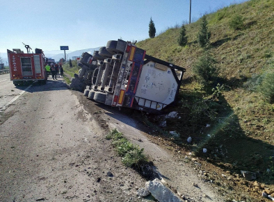 Bilecik’te devrilen tırın sürücüsü yaralandı