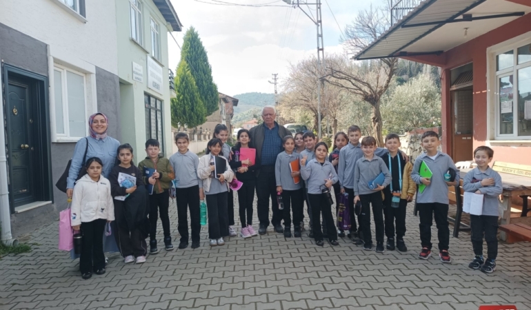 Bilecik’te öğrenciler, köy muhtarlığını ziyaret etti