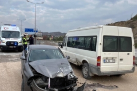 bilecik-haber_bilecik-te-park-halindeki-minibuse-carpan-otomobildeki-3-kisi-yaralandi-7540.jpg
