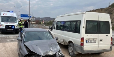 bilecik-haber_bilecik-te-park-halindeki-minibuse-carpan-otomobildeki-3-kisi-yaralandi-7540.jpg