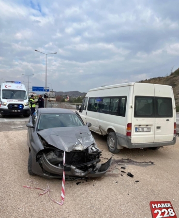 bilecik-haber_bilecik-te-park-halindeki-minibuse-carpan-otomobildeki-3-kisi-yaralandi-7540.jpg