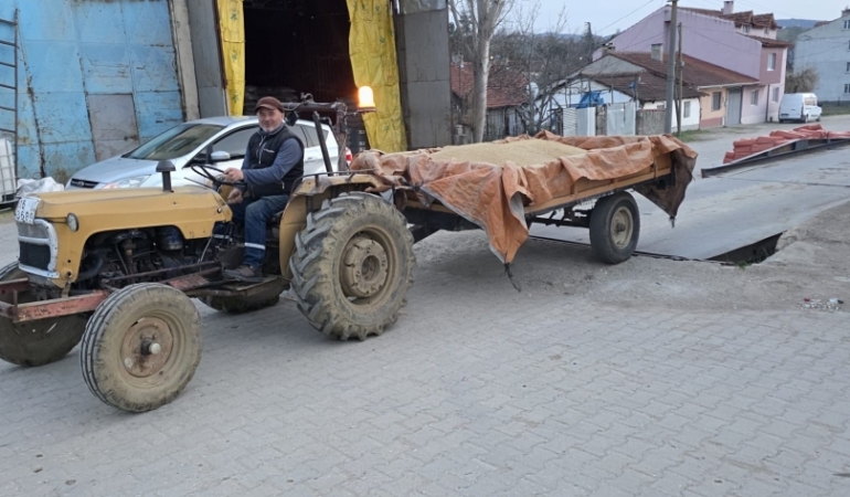 Bilecik’te üreticiye indirimli yemlik arpa dağıtıldı