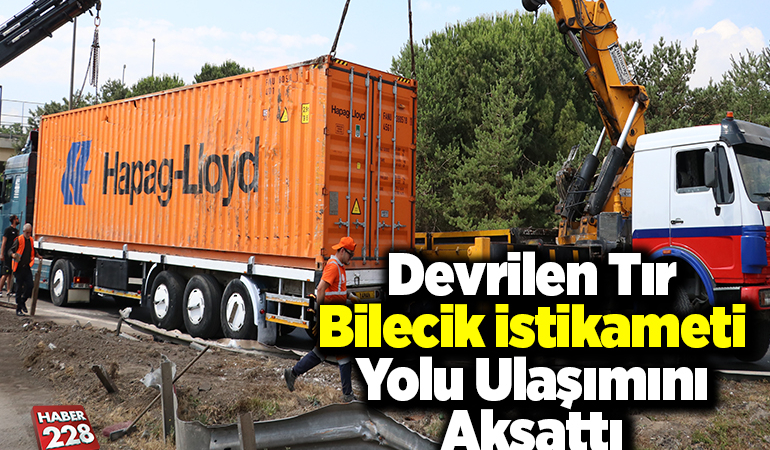 Devrilen Tır Bilecik İstikameti Yolu Ulaşımını Aksattı
