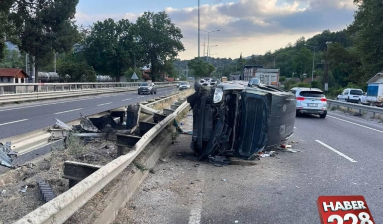 Bilecik’te bariyere çarpıp devrilen hafif ticari araçtaki 3 kişi yaralandı