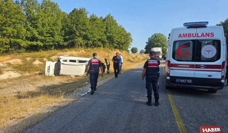 Bilecik’te hafif ticari aracın devrilmesi sonucu 5 kişi yaralandı