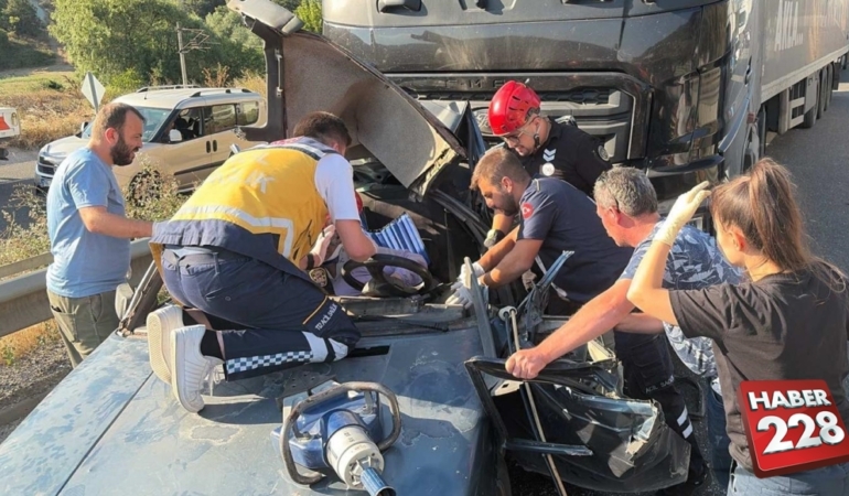 Bilecik’te tırın çarptığı otomobilin sürücüsü yaralandı