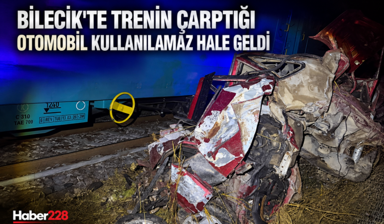 Bilecik’te trenin çarptığı otomobil kullanılamaz hale geldi